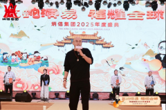<b>一位嘉宾身着盛拆</b>